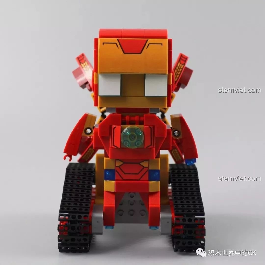 Góc nhìn chính diện của mô hình Robot Iron Man 13038, nổi bật với màu đỏ và vàng đặc trưng.