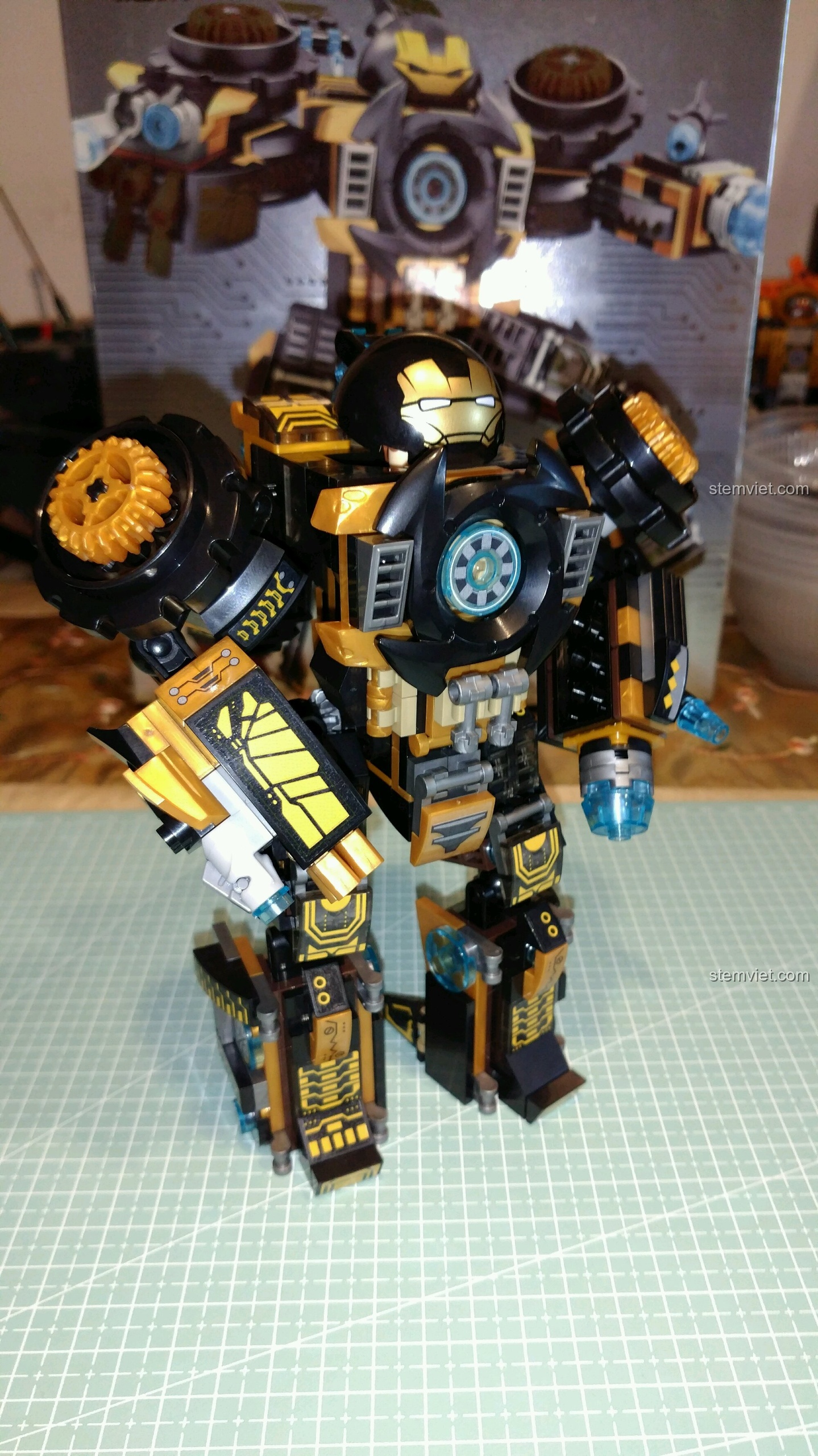 Mô hình hoàn chỉnh của robot trong bài đánh giá Sembo 60023 Robot Người Sắt MK23.