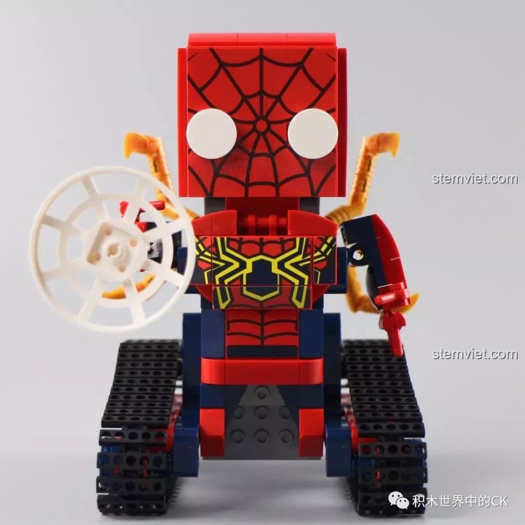 Góc nhìn chính diện của mô hình Robot Spider-Man 13039, nổi bật với màu đỏ và xanh.