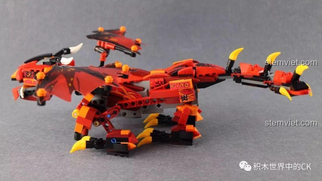 Góc nhìn chính diện của mô hình Rồng Lửa Bão Tố Mould King 13019, khoe đôi cánh lớn.