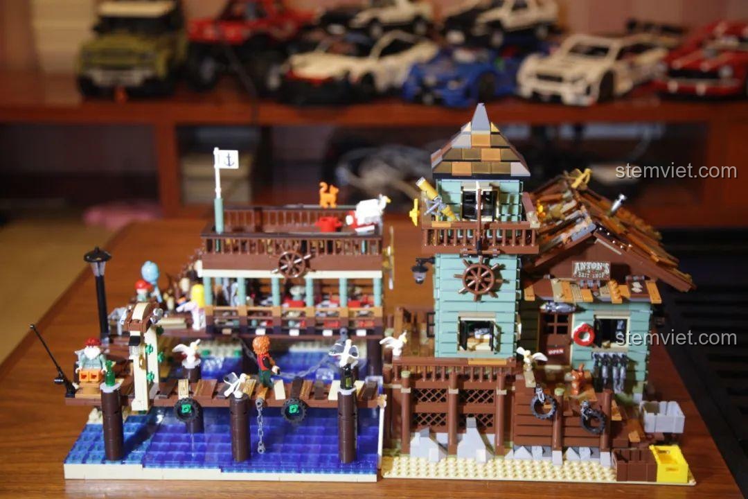 Góc nhìn tổng thể khi kết hợp hai bộ đồ chơi xếp hình, tạo nên một khu làng chài ven biển hoàn chỉnh và sống động.