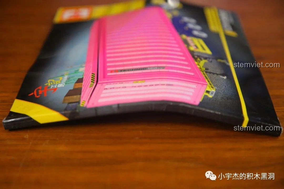 Sách hướng dẫn lắp ráp đồ chơi Thùng Container Hồng 1:10 YC-QC013 bị cong nhẹ do vận chuyển.