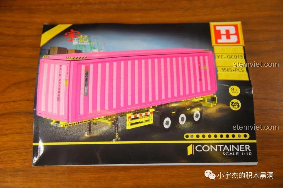 Sách hướng dẫn lắp ráp đồ chơi Thùng Container Hồng 1:10 YC-QC013, minh họa rõ ràng các bước lắp.