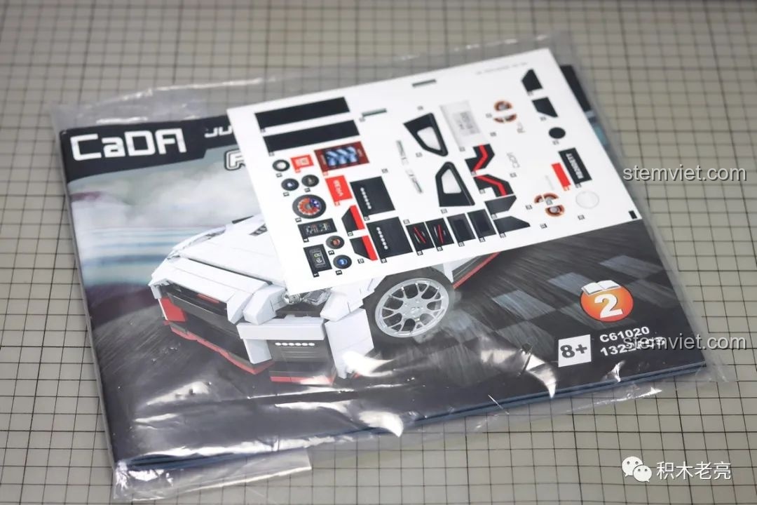 Sách hướng dẫn lắp ráp và bộ decal của bộ lắp ráp Double Eagle 61020 Nissan GTR R35 được bọc trong túi PE.