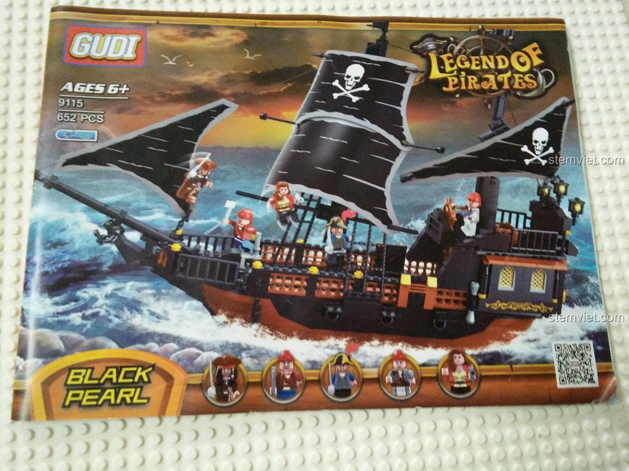 Sách hướng dẫn của bộ đồ chơi GUDI 9115 Tàu Ngọc Trai Đen với hình ảnh con tàu cướp biển hoành tráng trên biển.