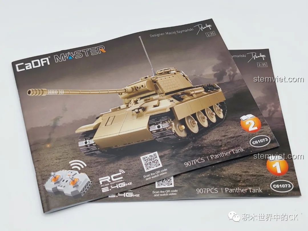 Hai cuốn sách hướng dẫn lắp ráp chi tiết của bộ đồ chơi Xe tăng hạng trung Panther C61073.
