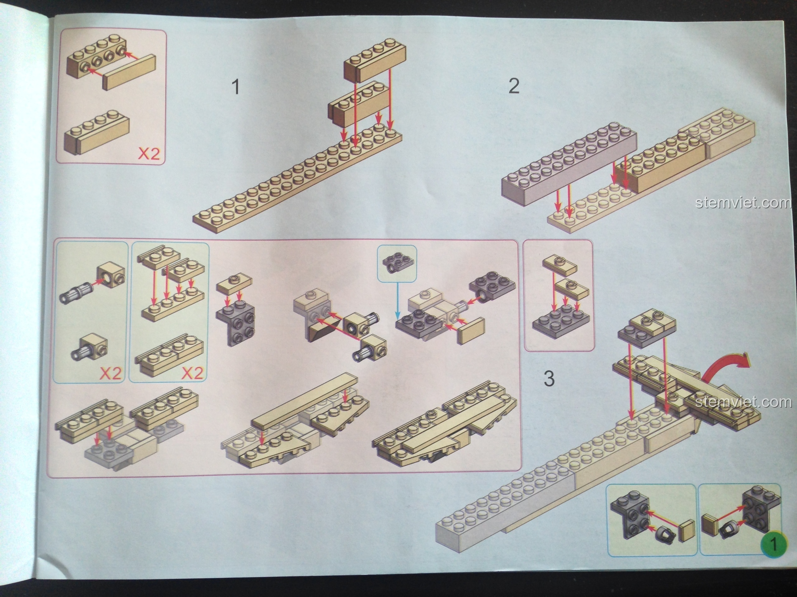 Một trang trong sách hướng dẫn lắp ráp của bộ KAZI KY84020, minh họa các bước ghép nối chi tiết với nhau.
