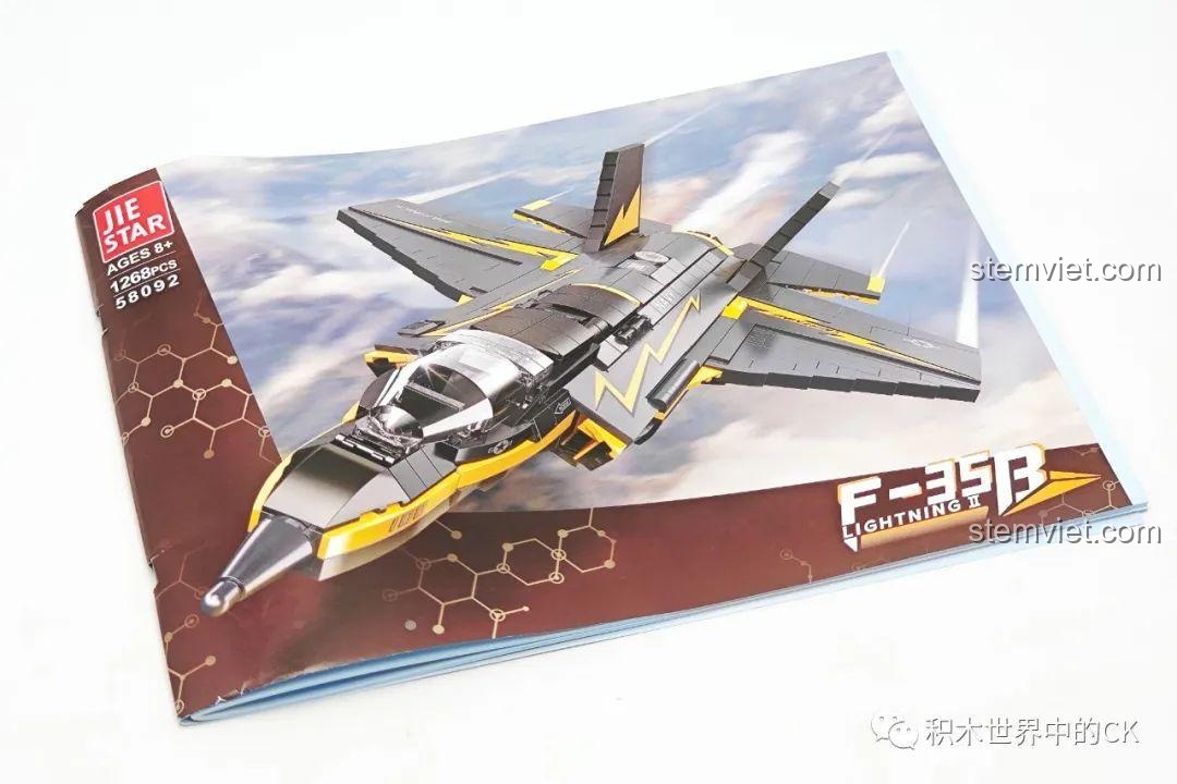Sách hướng dẫn lắp ráp của bộ đồ chơi Máy bay quân sự F-35B cho trẻ 8 tuổi, bìa sách in hình sản phẩm sắc nét.