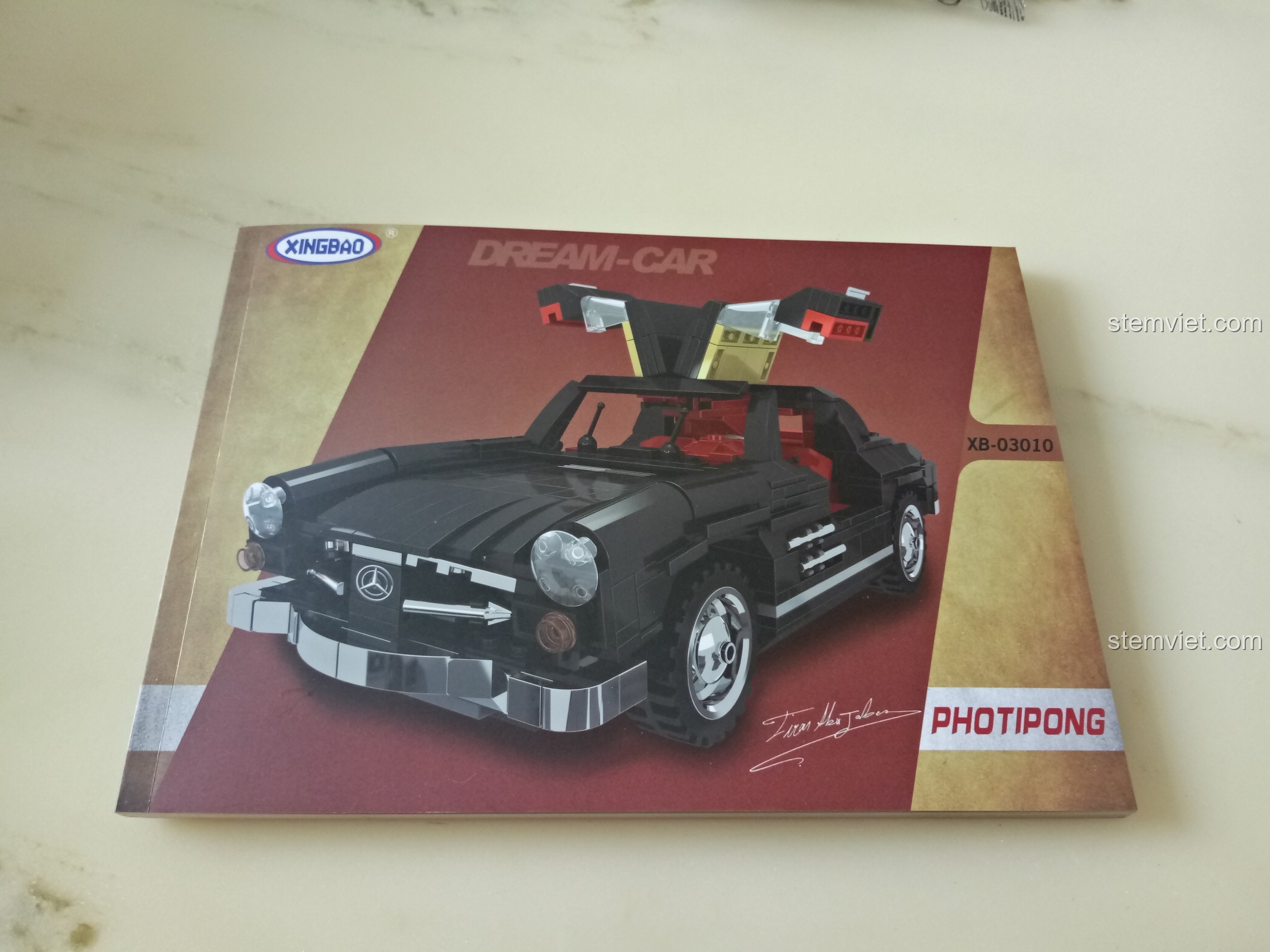 Sách hướng dẫn lắp ráp của bộ đồ chơi Biểu tượng xe hơi Đức Mercedes 300SL Xingbao, bìa in hình sản phẩm hoàn thiện.