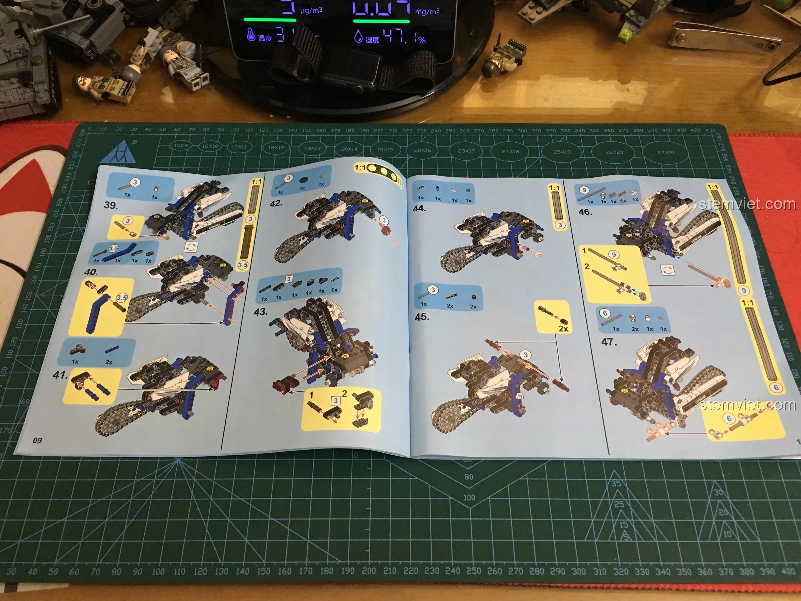 Sách hướng dẫn lắp ráp chi tiết của bộ Sembo 701702 với các bước được minh họa màu sắc rõ ràng.