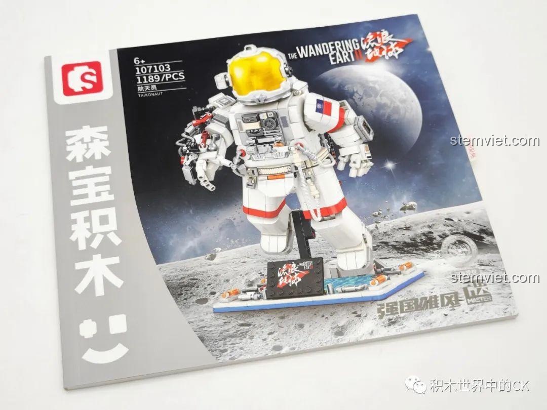 Sách hướng dẫn lắp ráp chi tiết của bộ xếp hình Tượng Phi hành gia SEMBO, dày và in màu rõ ràng, dễ theo dõi.