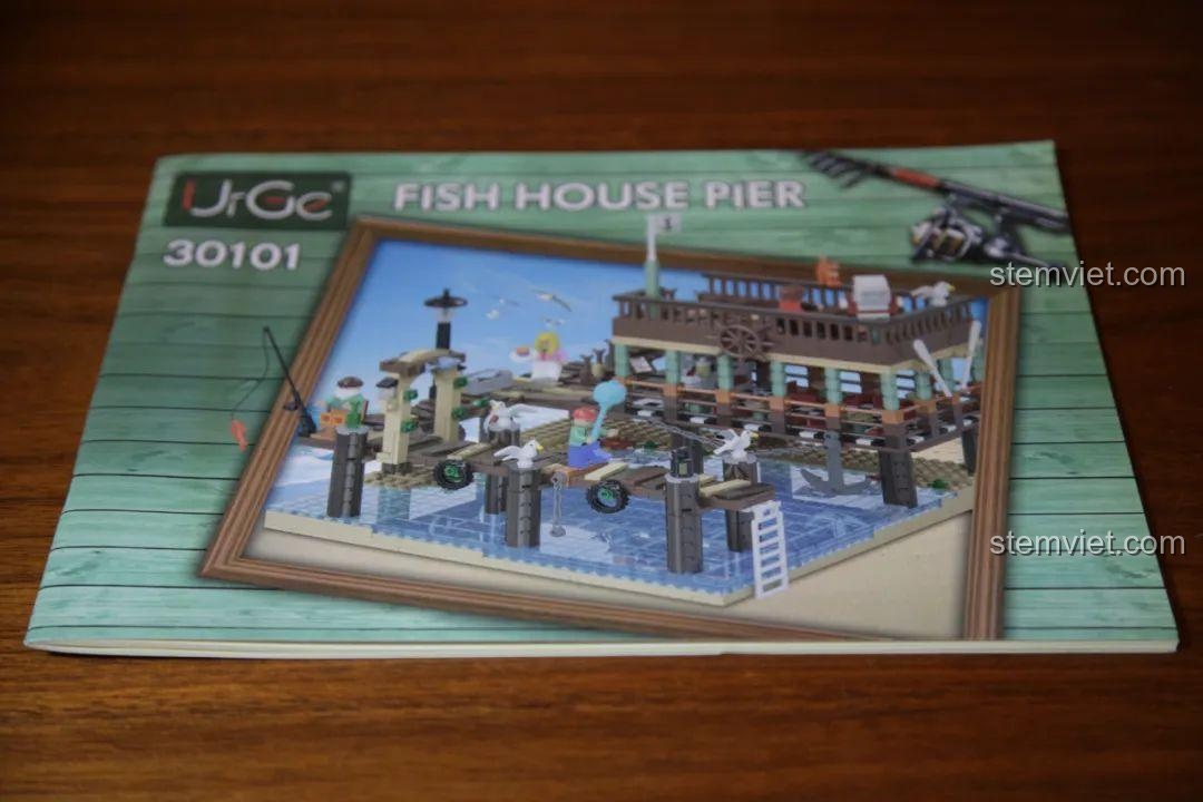 Sách hướng dẫn lắp ráp của bộ UrGe 30101 Bến Tàu Làng Chài với bìa cứng cáp và hình ảnh minh họa rõ nét.