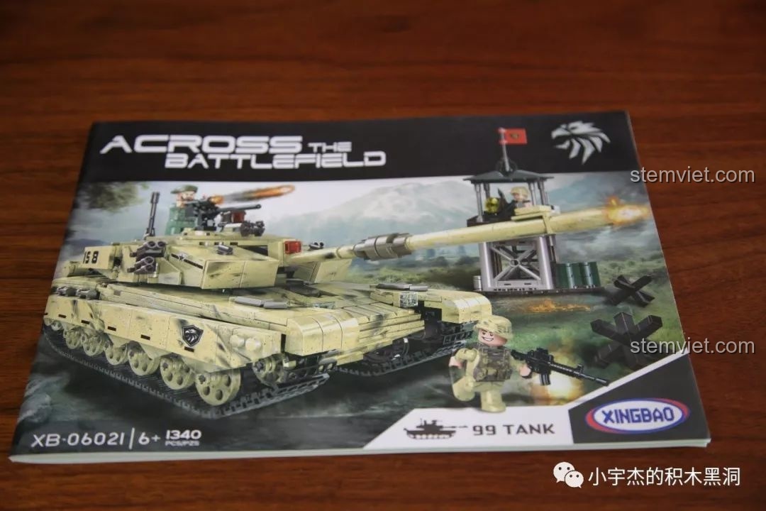 Sách hướng dẫn lắp ráp chi tiết cho bộ đồ chơi xây dựng Xe tăng Type 99 6021, bìa giấy dày dặn.