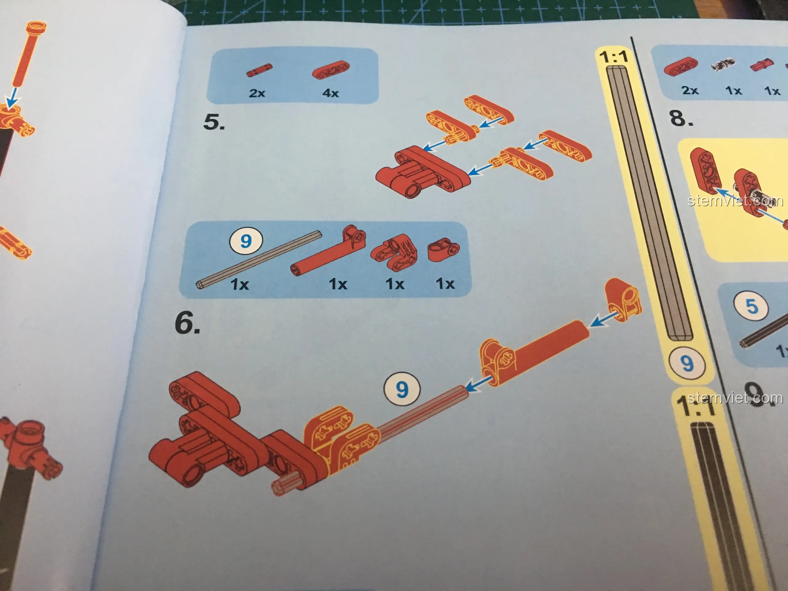 Trang sách hướng dẫn lắp ráp Sembo 703302 có thước đo tỉ lệ 1:1 giúp người chơi chọn đúng chiều dài trục.