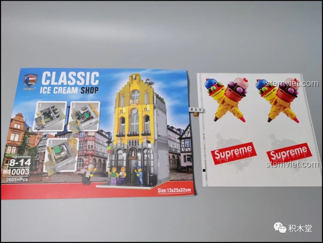Sách hướng dẫn lắp ráp và tờ sticker đi kèm bộ đồ chơi xây dựng Tòa nhà phố Cửa hàng Kem Leier giá bình dân.