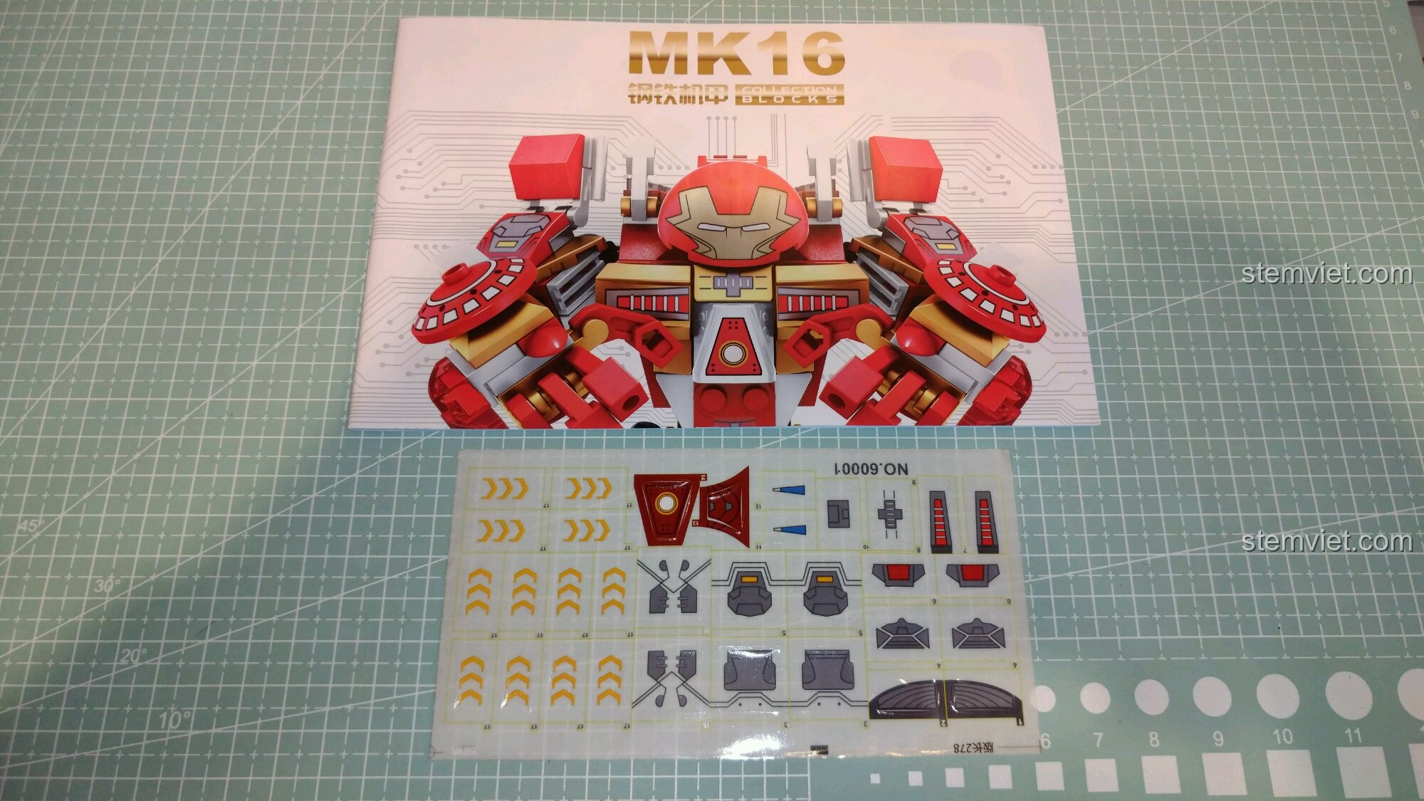 Sách hướng dẫn và tấm sticker của bộ lắp ráp Mô hình Iron Man Hulkbuster MK16, giúp bé dễ dàng lắp ráp và trang trí.