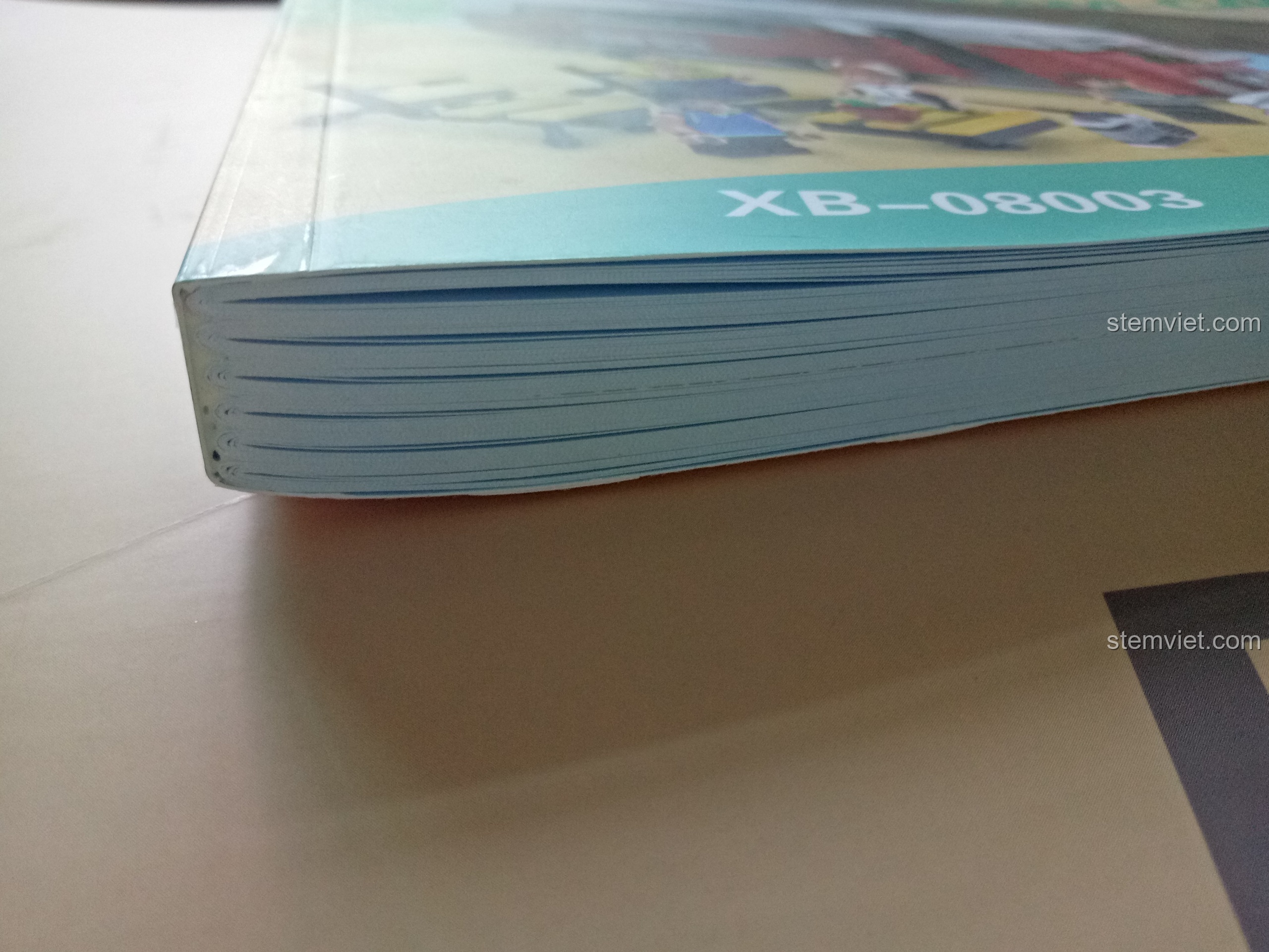 Cận cảnh gáy sách hướng dẫn lắp ráp dày của bộ đồ chơi Xingbao XB-08003 Xe Cắm Trại Dã Ngoại và Xe Cổ Điển.