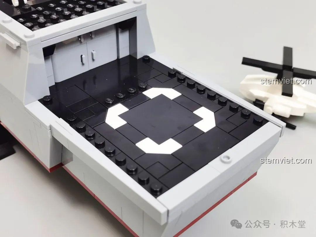 Sân đỗ trực thăng ở đuôi tàu của bộ xếp hình Tàu khu trục hiện đại cho con trai trên 6 tuổi.