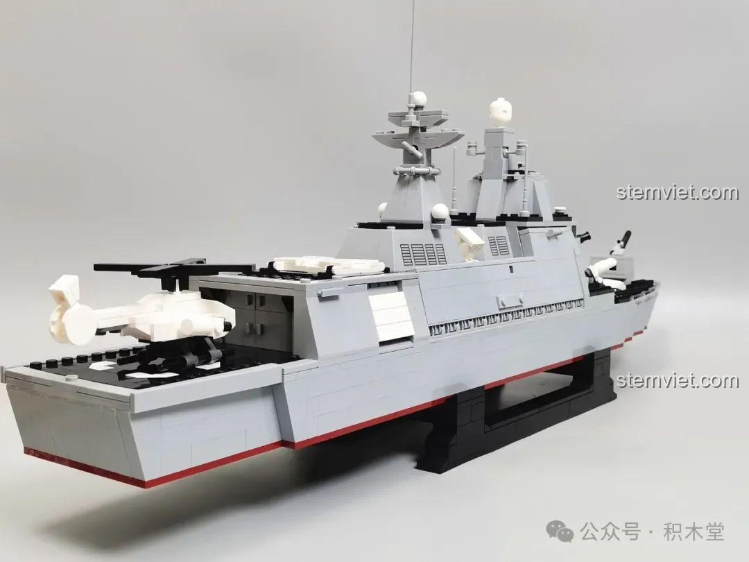 Góc nhìn từ phía sau của bộ lắp ráp Tàu chiến Type 055 GUDI 8028, tập trung vào khu vực sân đỗ trực thăng.