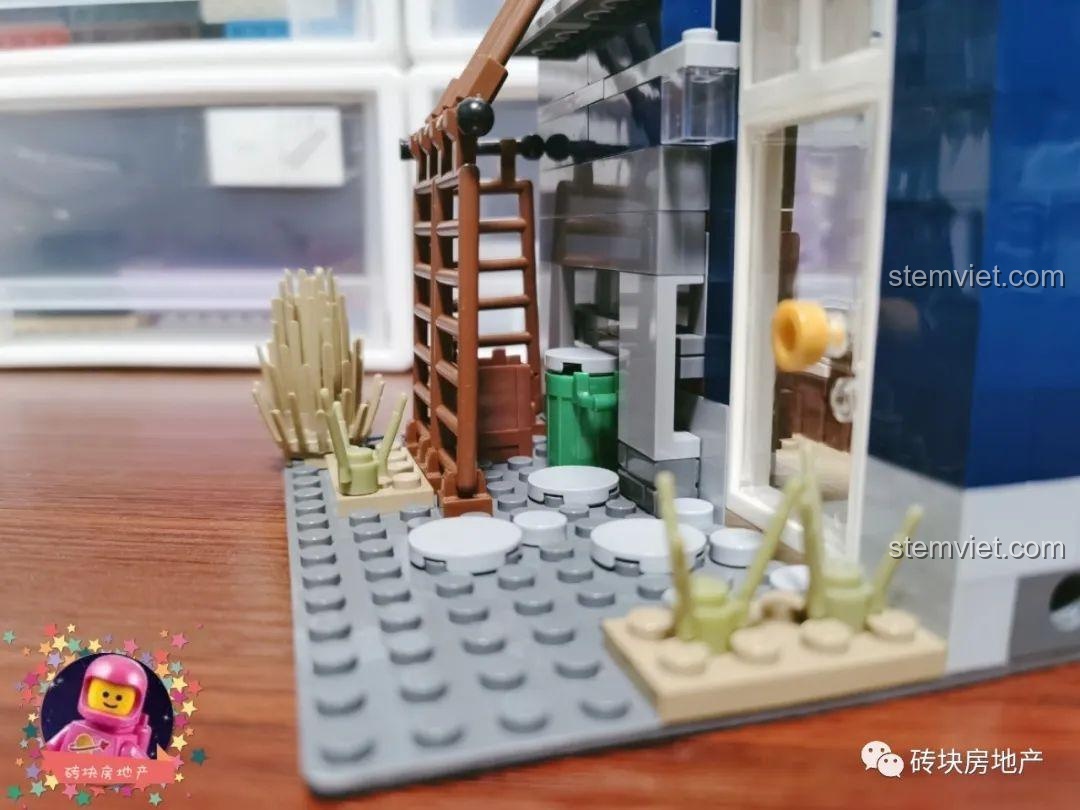 Khu vực sân sau của bộ Leier 10004 Tòa nhà Hiệu Thuốc Cổ Điển với thùng rác và các chi tiết trang trí nhỏ.