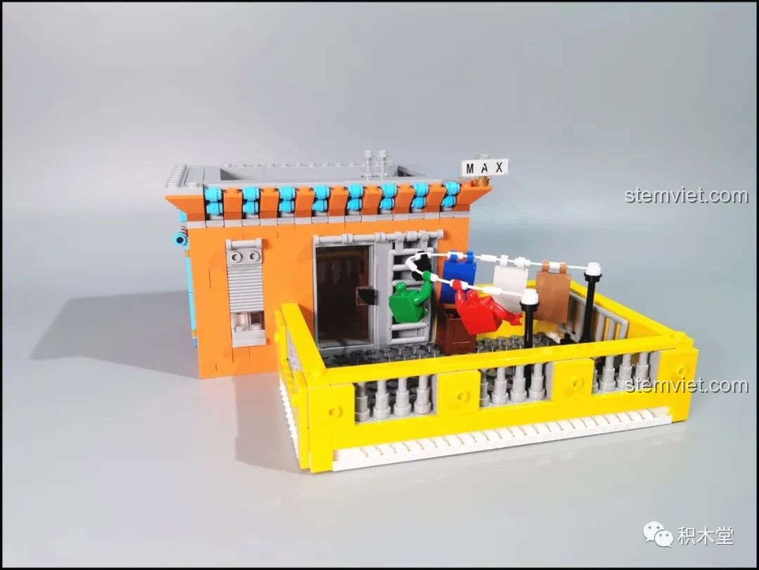 Hoàn thiện sân thượng với chi tiết dây phơi quần áo, mang lại vẻ sinh động cho mô hình.