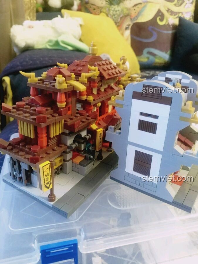 Sắp xếp lại các mô hình trong bộ đồ chơi Hiệu Thuốc Bắc 01101 để tạo thành dãy phố.