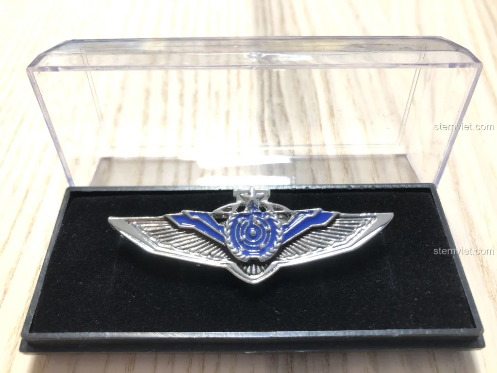 Huy hiệu đi kèm bộ lắp ghép Sembo 107006 Xe Vận Tải Đào Đất CN373, một món quà tặng độc đáo cho người hâm mộ phim Lưu Lạc Địa Cầu.