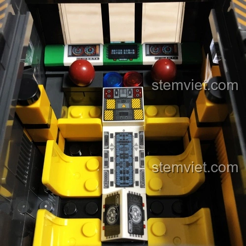 Chi tiết nội thất buồng lái của mô hình Sembo 107006 Xe Vận Tải Đào Đất CN373, với bảng điều khiển và ghế ngồi được tái hiện.