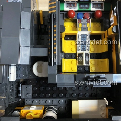 Góc nhìn cận cảnh nội thất bên trong mô hình Sembo 107006 Xe Vận Tải Đào Đất CN373, bao gồm khu vực giường ngủ và nhà vệ sinh.