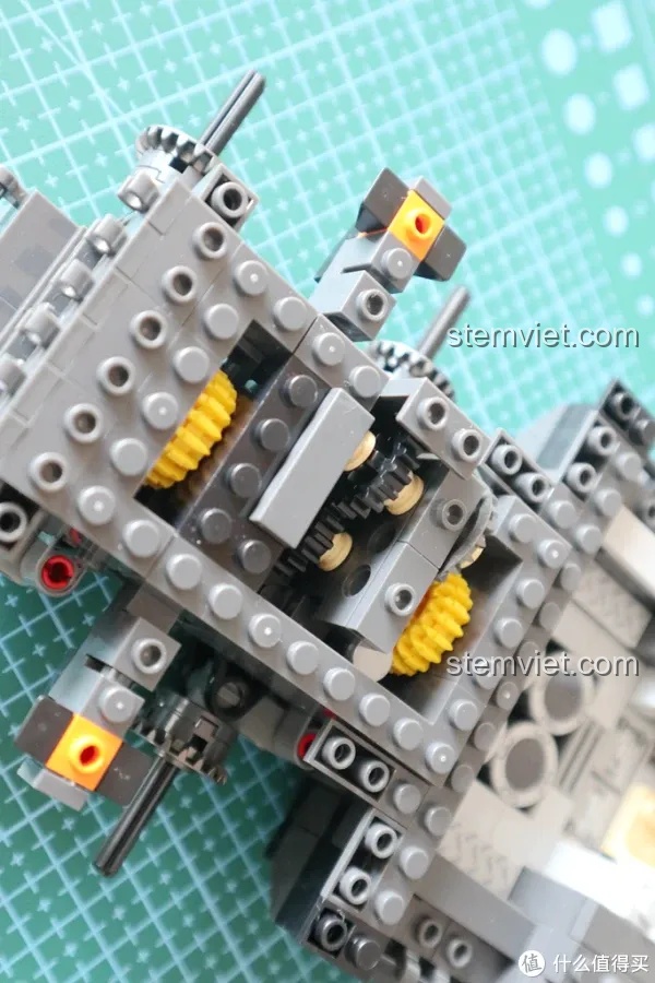 Cận cảnh cơ cấu lái bánh trước của bộ lắp ghép SEMBO 107007 Xe Bọc Thép CN171, với các bánh răng màu vàng và thanh răng.