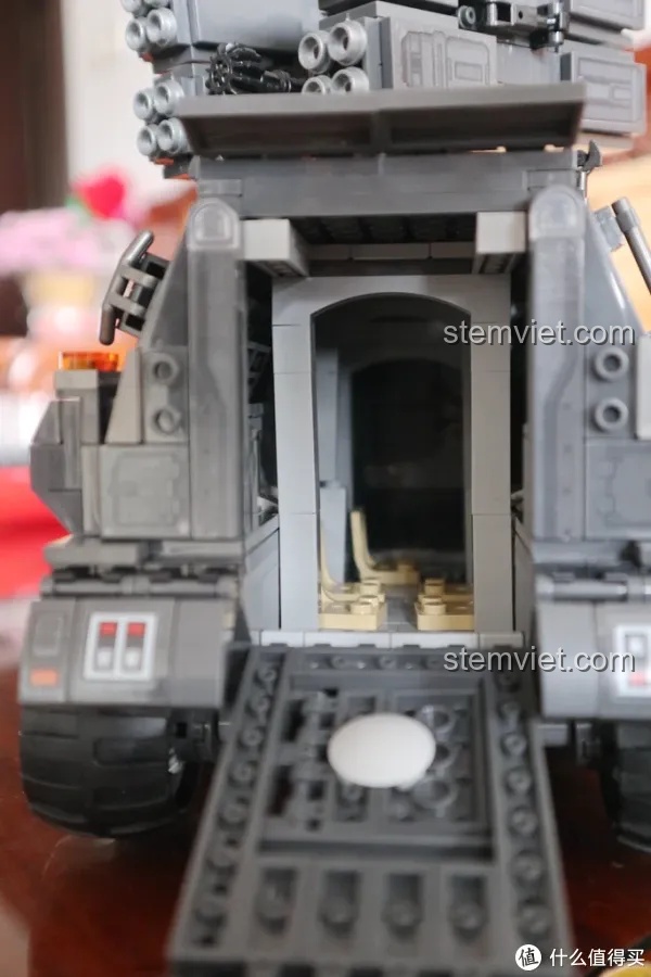 Cận cảnh cửa sau và khoang nội thất của mô hình SEMBO 107007 Xe Bọc Thép CN171, với thiết kế hai cánh cửa và bậc thang.