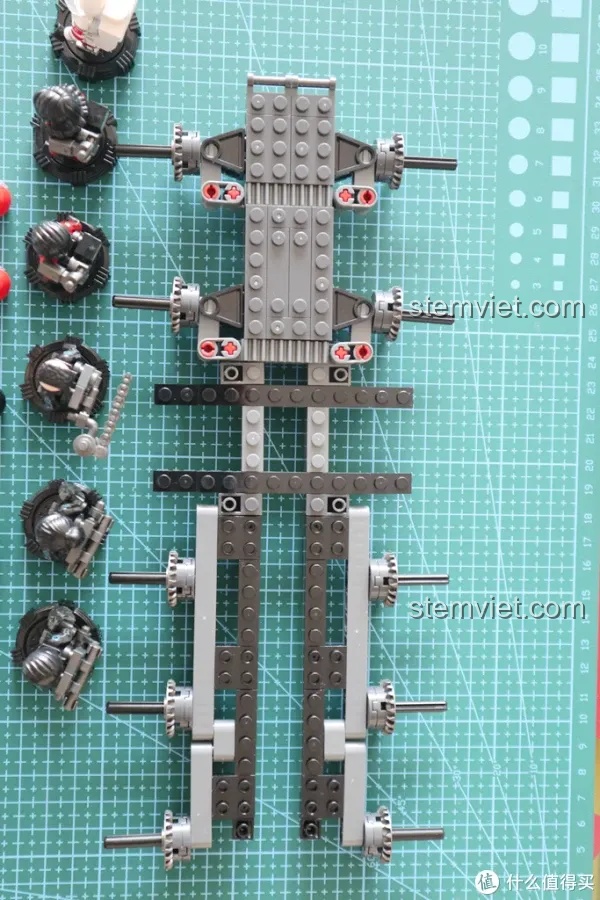 Hình ảnh khung gầm xe bọc thép CN171 của SEMBO 107007 đang được lắp ráp, thể hiện cấu trúc cơ bản và các trục bánh xe.