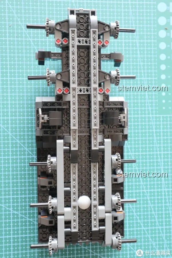 Toàn cảnh mặt dưới của bộ lắp ghép SEMBO 107007 Xe Bọc Thép CN171, cho thấy cấu trúc khung thép và các điểm gắn bánh xe.