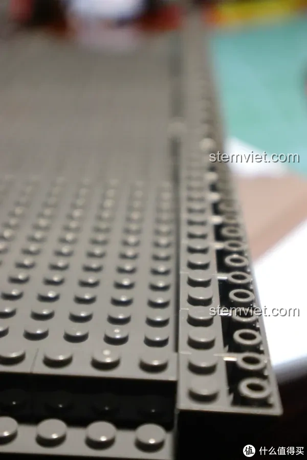 Hình ảnh cận cảnh các mảnh ghép Sembo 107009 màu xám, tạo thành phần khung gầm xe vận tải hộp CN171-11 CN114-03 chắc chắn.