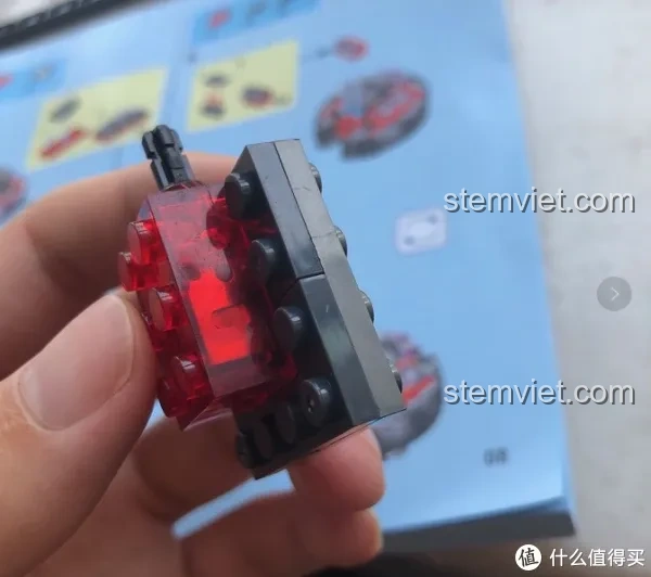 Chi tiết lõi đá phát sáng của bộ lắp ráp Sembo 107009 Xe Vận Tải Hộp The Wandering Earth, thể hiện tính năng độc đáo của mô hình.