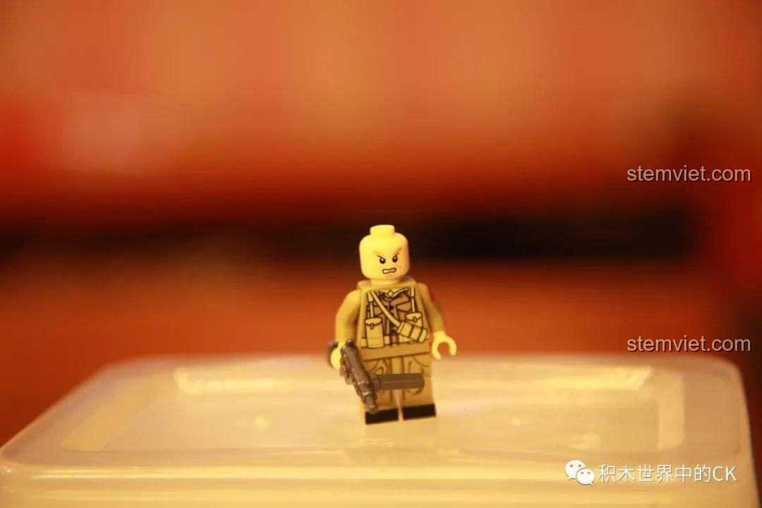 Minifigure sĩ quan Mỹ điều khiển xe Jeep quân sự SEMBO 12668, tạo nên cảnh tượng chiến đấu sống động.