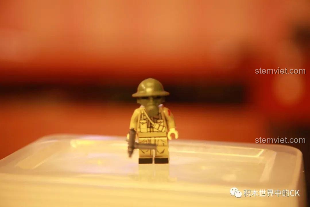 Minifigure sĩ quan Mỹ ngồi trong mô hình xe Jeep quân sự SEMBO 12668, thể hiện khả năng tương tác của đồ chơi.