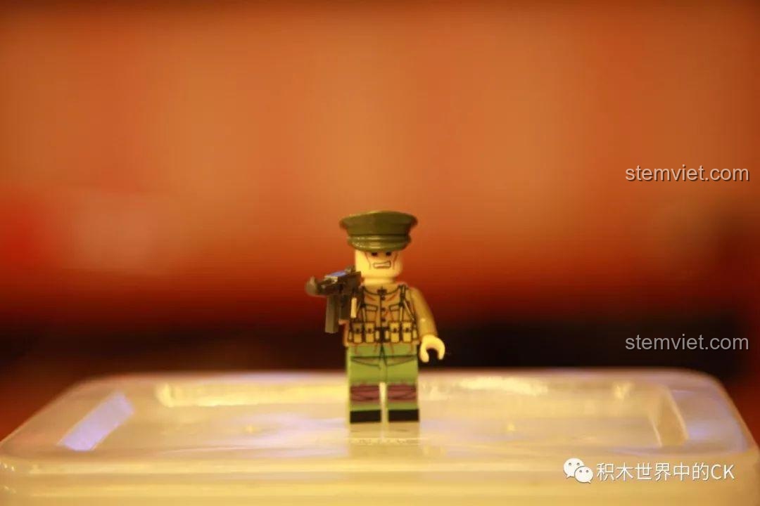 Minifigure sĩ quan Mỹ trong bộ lắp ráp SEMBO 12668 Chiến Trường Tiền Tuyến, chi tiết tinh xảo, phù hợp bé trai.