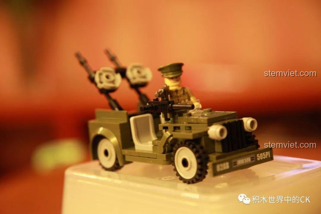 Cận cảnh mặt trước mô hình xe Jeep quân sự SEMBO 12668, thể hiện độ chi tiết cao, phù hợp cho bé trai.