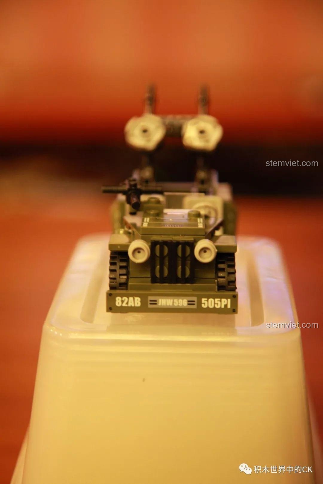 Hình ảnh minh họa phía sau xe Jeep Willys MB, mẫu xe quân sự được tái hiện trong bộ lắp ghép SEMBO 12668.