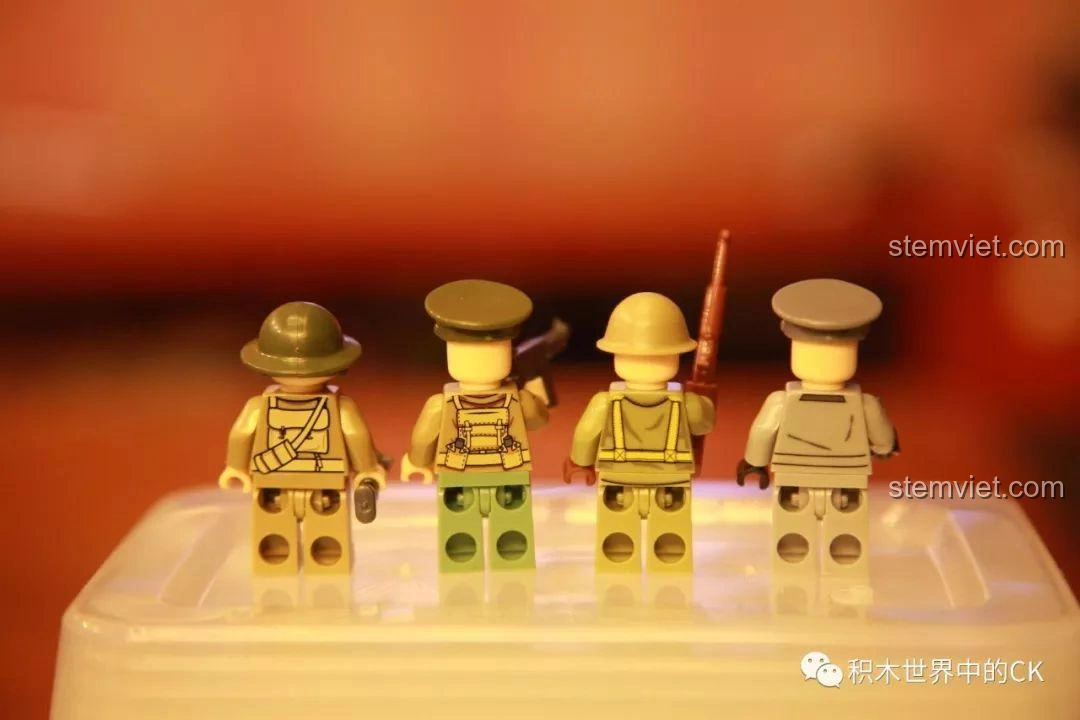 Góc nhìn phía sau của các minifigure lính Mỹ và lính Anh, thể hiện chi tiết trang phục và ba lô.