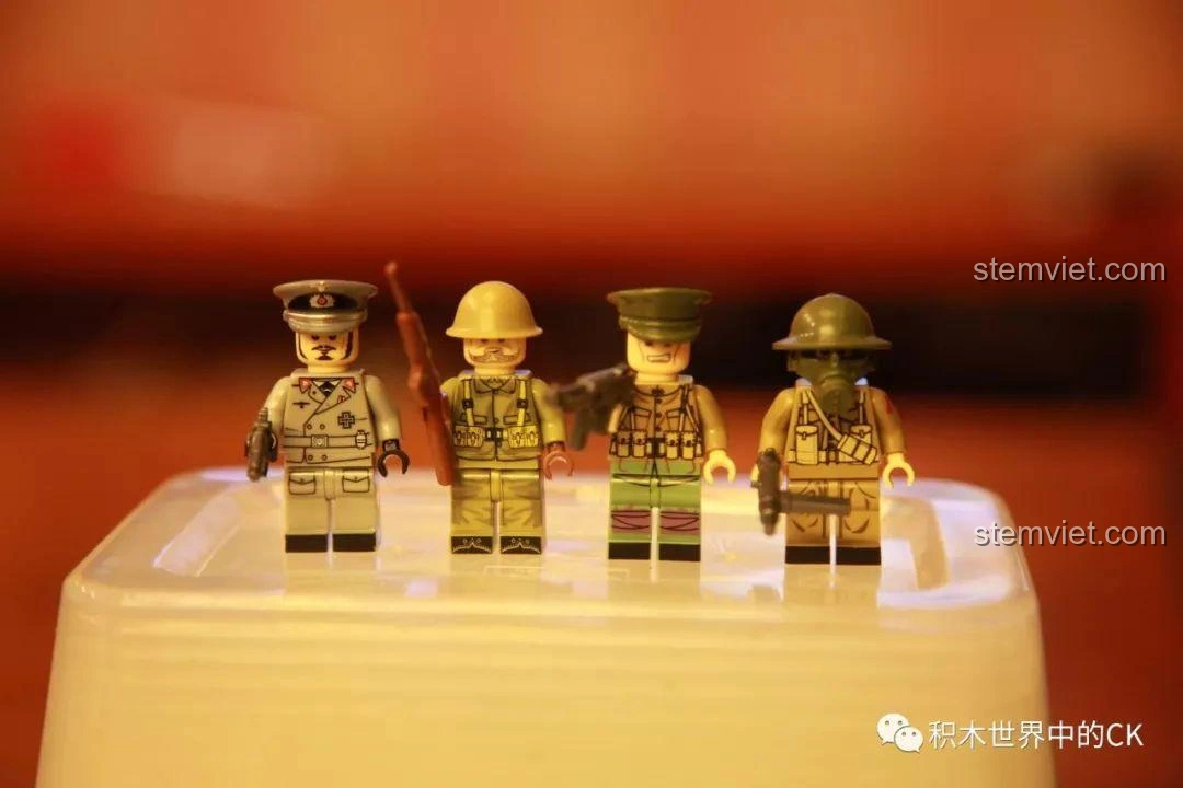 Toàn bộ các minifigure lính Mỹ và lính Anh từ bộ lắp ráp SEMBO 12670-12671, với trang phục và vũ khí đa dạng.