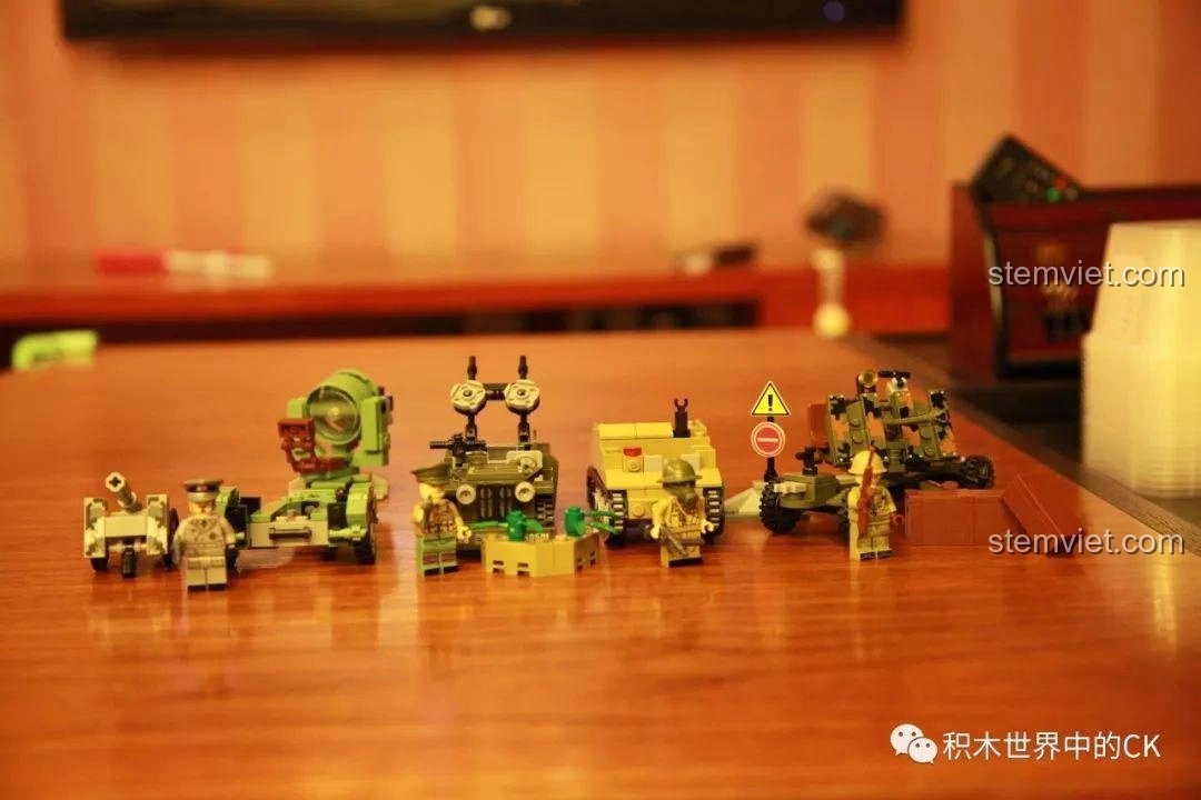 Góc nhìn khác của bộ lắp ráp SEMBO 12670-12671 đã hoàn thành, trưng bày trên bàn gỗ, sẵn sàng cho cuộc chiến giả lập.