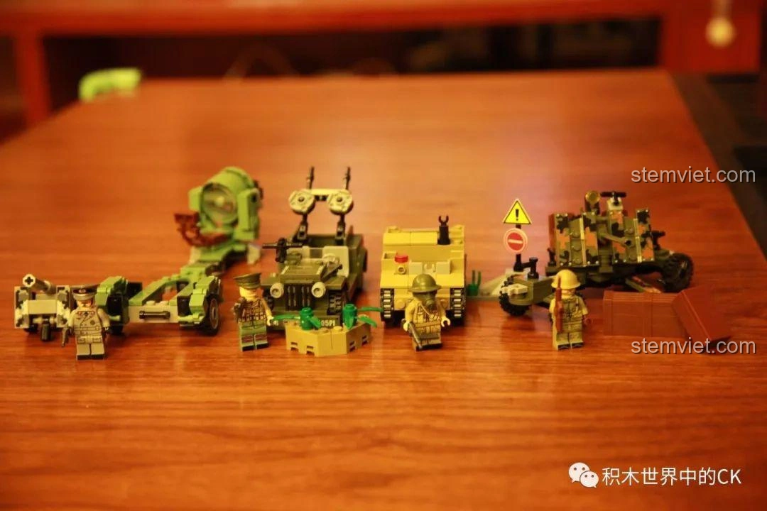 Toàn bộ bộ lắp ráp SEMBO 12670-12671 đã hoàn thành, bao gồm xe Jeep, xe Bren Carrier và các minifigure, trưng bày trên bàn gỗ.