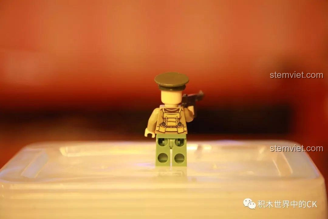 Minifigure sĩ quan Mỹ từ phía sau, thể hiện chi tiết trang phục và ba lô, sẵn sàng cho nhiệm vụ.