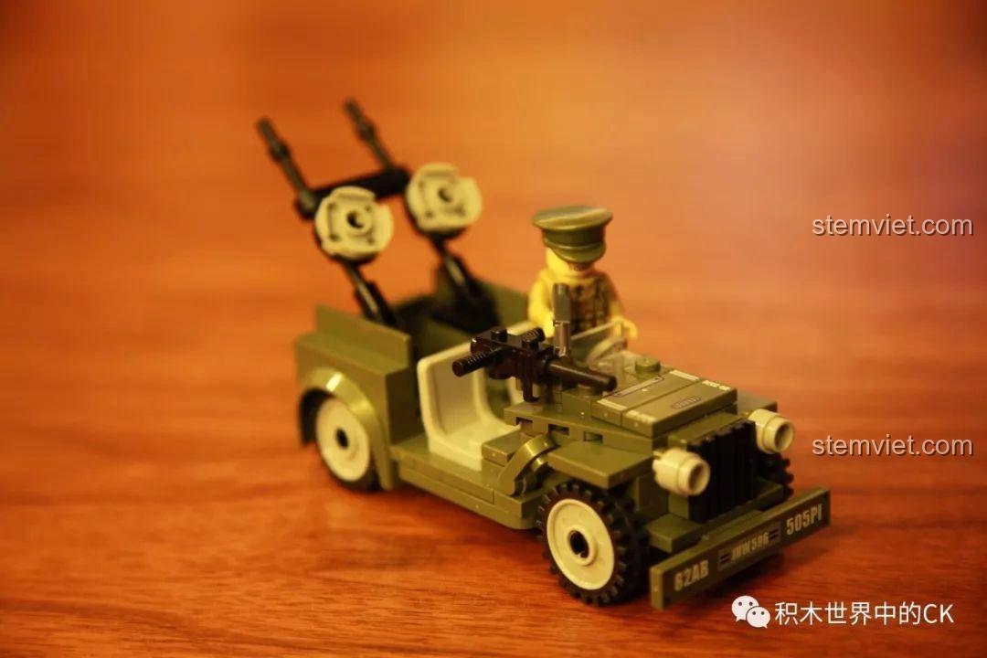 Góc nhìn khác của minifigure sĩ quan Mỹ ngồi trên xe Jeep SEMBO 12670, cho thấy sự vừa vặn hoàn hảo.