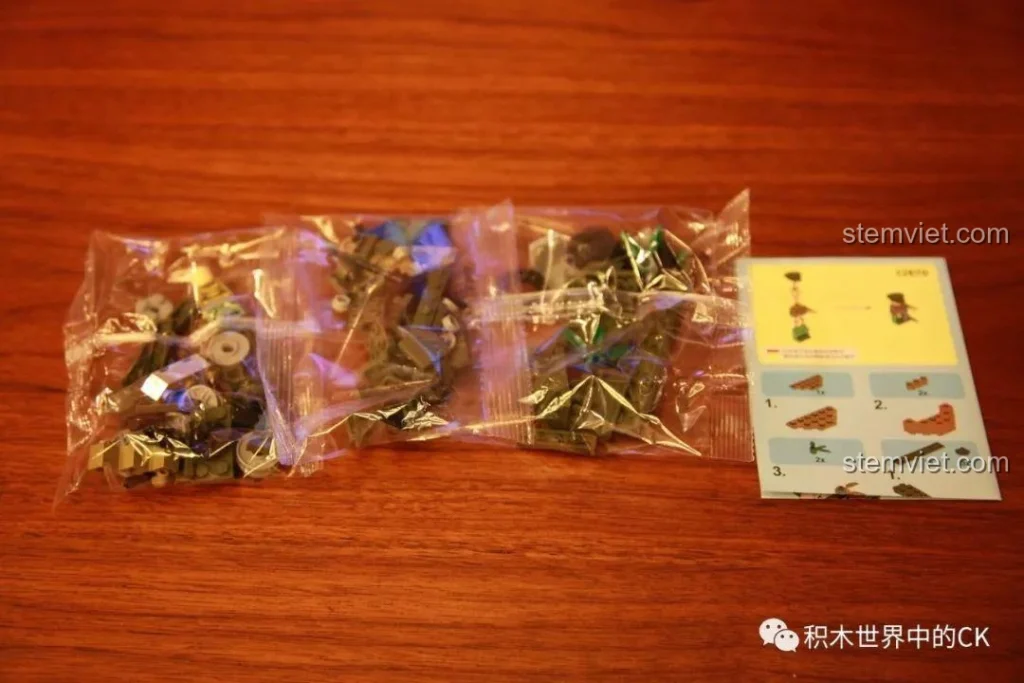 Ảnh mở hộp bộ lắp ráp SEMBO 12670 với các túi mảnh ghép và sách hướng dẫn, chuẩn bị cho trải nghiệm lắp ráp xe quân sự.