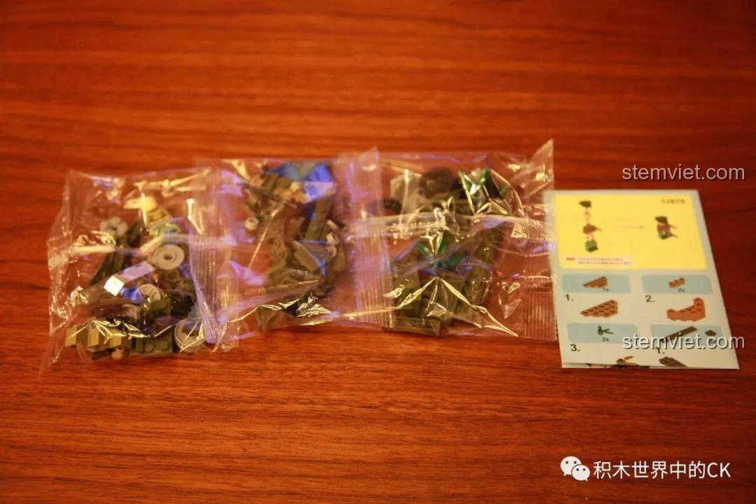 Ảnh mở hộp bộ lắp ráp SEMBO 12670 với các túi mảnh ghép và sách hướng dẫn, chuẩn bị cho trải nghiệm lắp ráp xe quân sự.