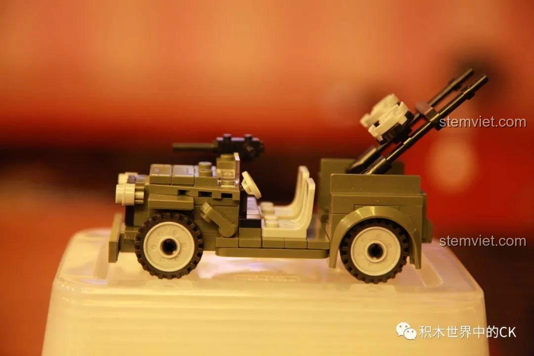 Mô hình xe Jeep quân sự Mỹ SEMBO 12670 đã lắp ráp hoàn chỉnh, với súng máy phía sau và bánh xe chi tiết.