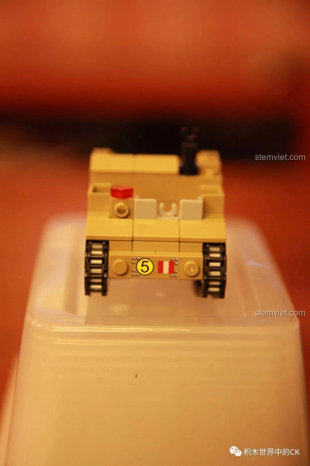 Cận cảnh phần đầu xe vận tải Bren Carrier SEMBO 12671, với các chi tiết in ấn và đèn pha.